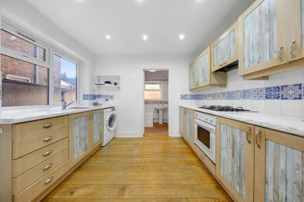 Apartment in London, Leyton - More