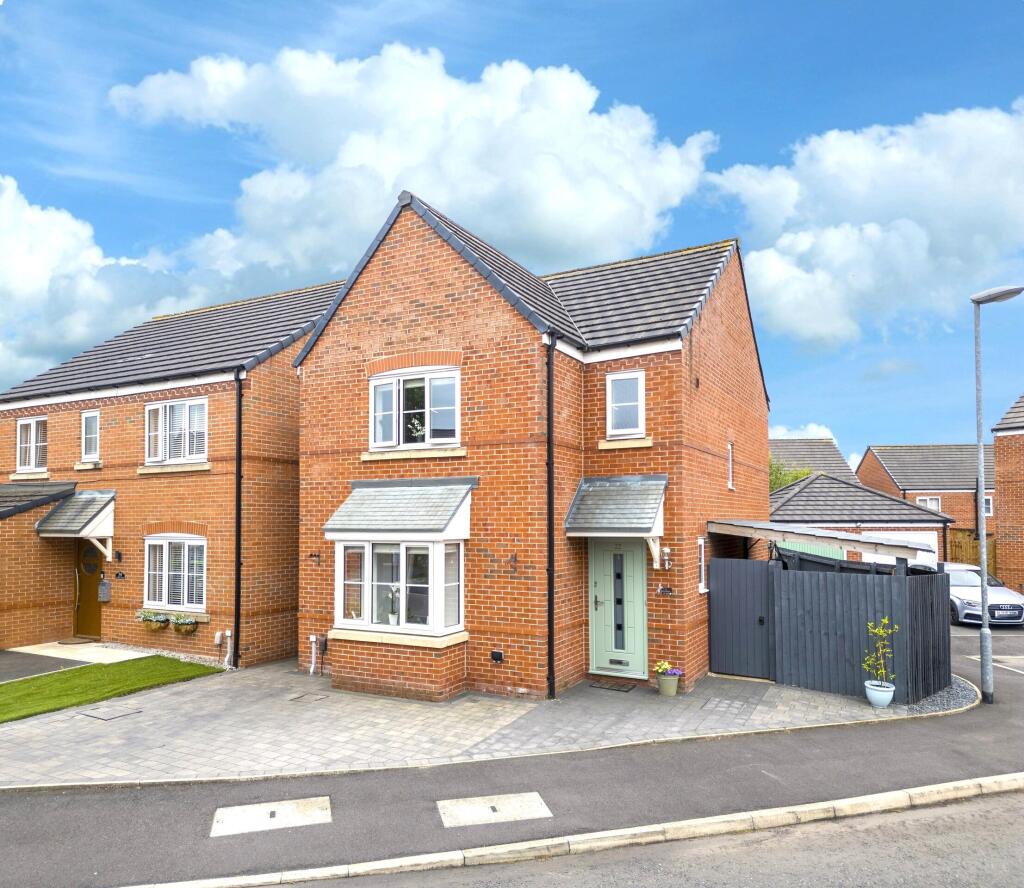 3-bed detached on Paxman Close, Newton-Le-Willows, Merseyside, £300,000