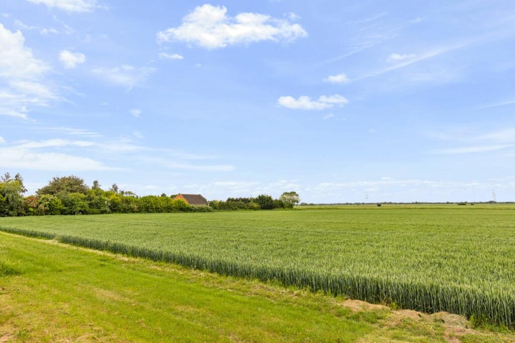 Trunk Road, Althorpe, DN17 photo 4