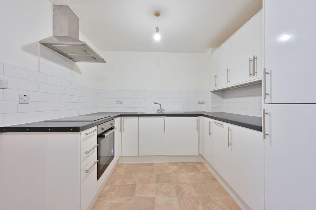 Apartment in Watford, North Watford - View 5