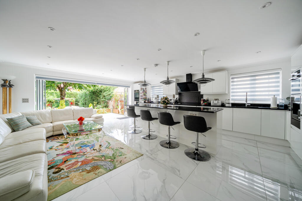 House in Slough, Chalfont St Peter - View 4