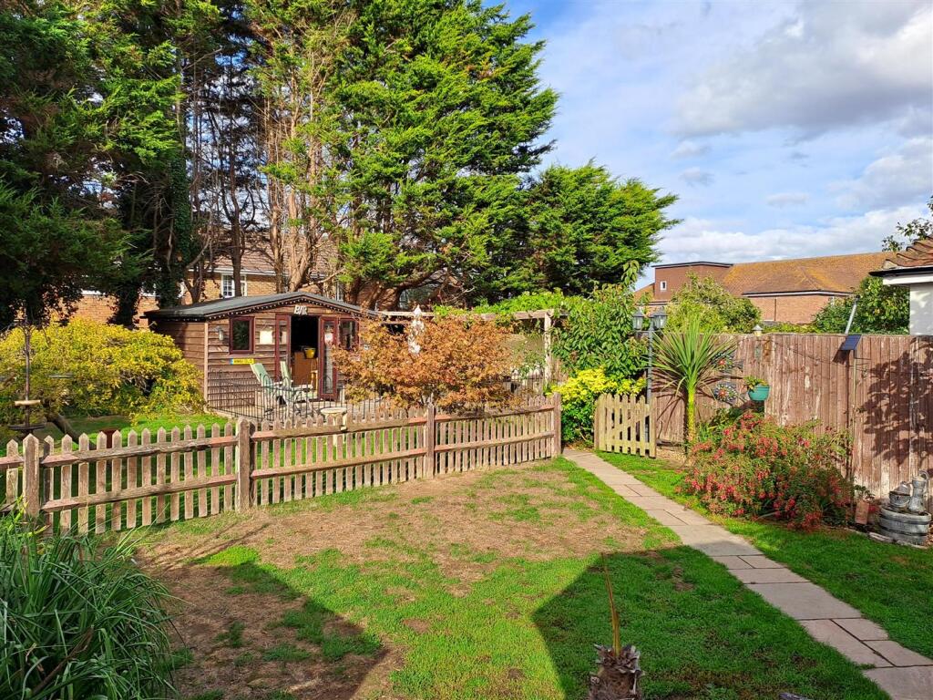 Manor Road, Rustington photo 4