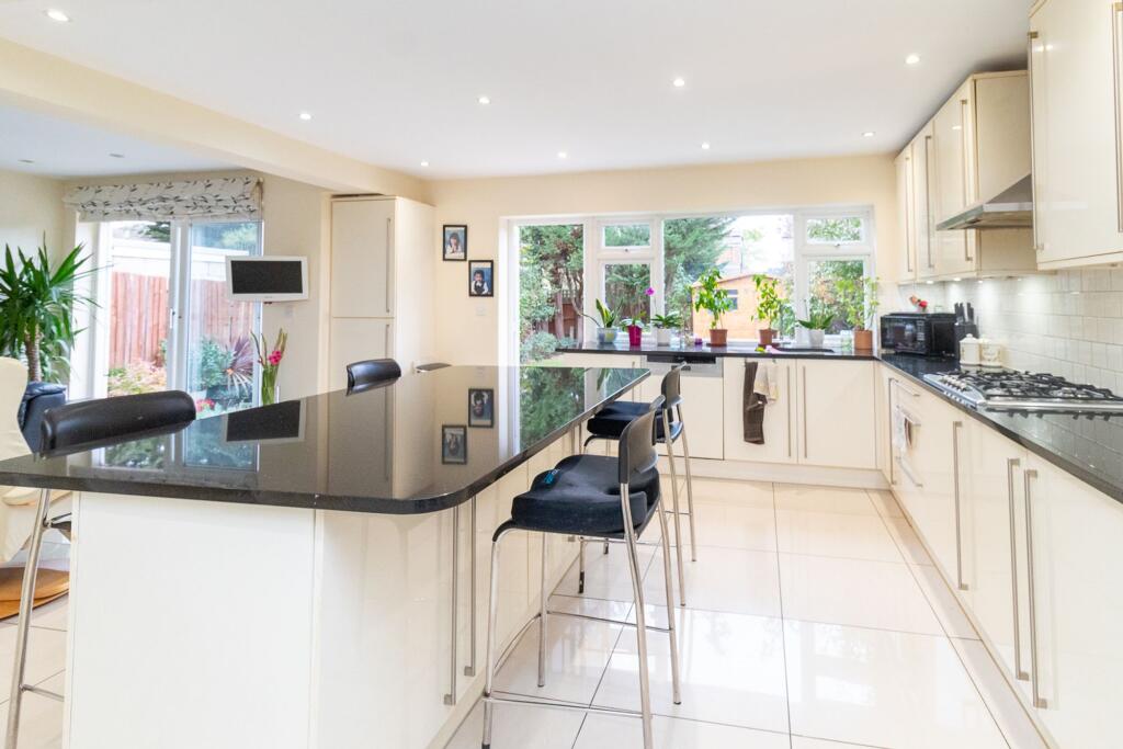 Francklyn Gardens, Edgware, HA8 photo 2