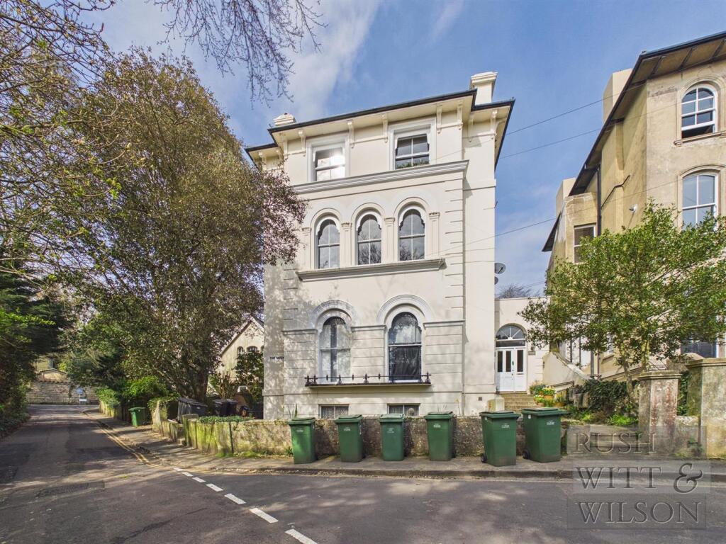2-bed flat on The Mount, St Leonards-On-Sea, £220,000