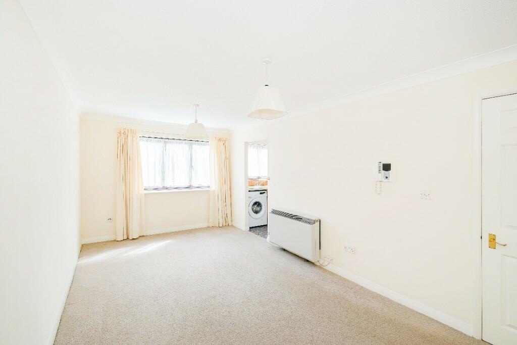 Apartment in Ilford, Clayhall - View 5
