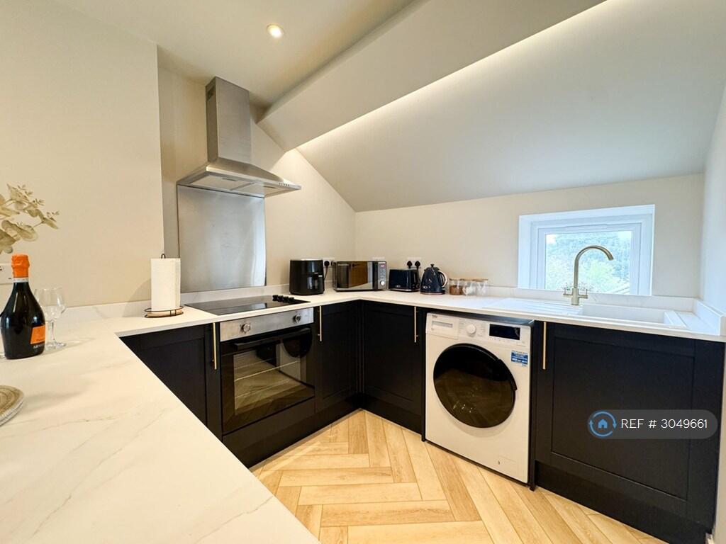 Main image of property: High Street, Chapel-En-Le-Frith, High Peak, SK23