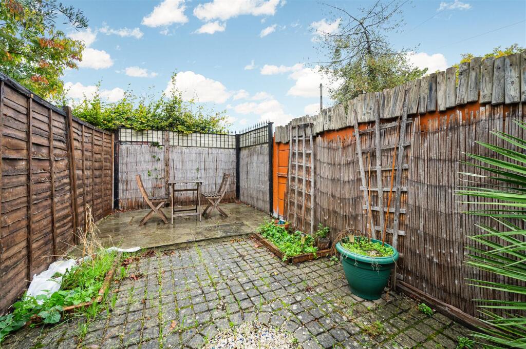 Clarendon Road, Colliers Wood photo 4