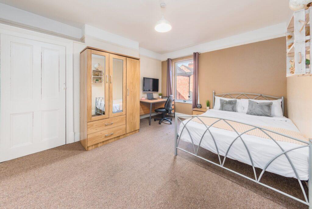 6 bedroom terraced house for rent
