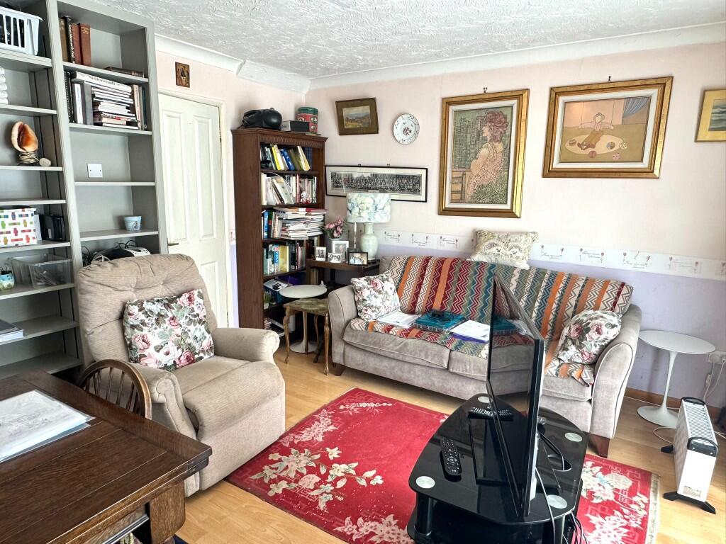Wellington Crescent, NR21 photo 4
