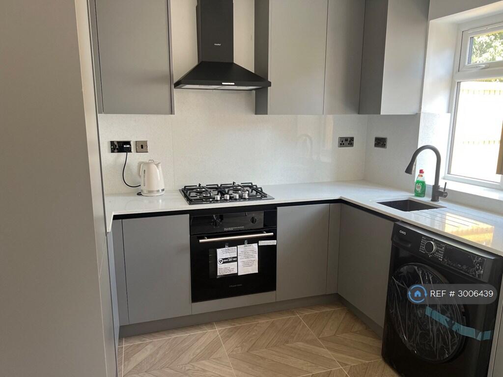 House in London, Riverhill, Tolworth - More