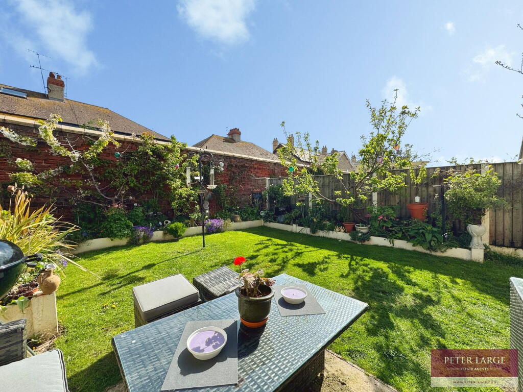 26 Sandringham Avenue, Rhyl, LL18 1NF photo 2