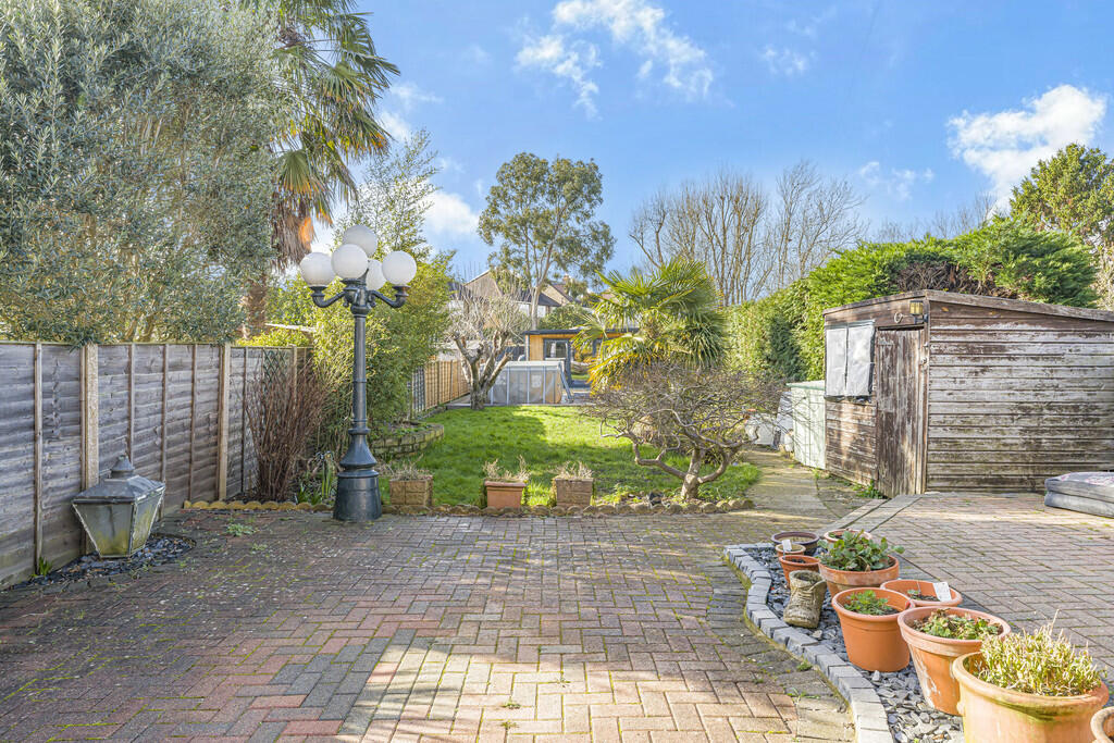 House in London, Royal Borough of Kingston upon Thames - More