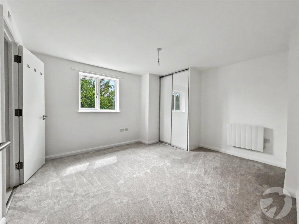 Apartment in London, Albany Park - View 2