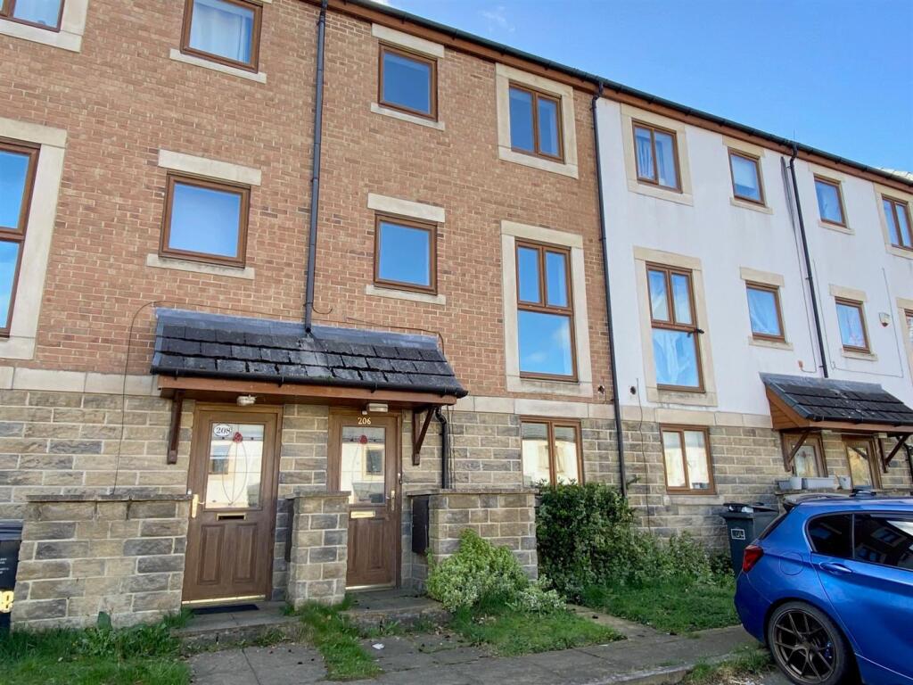 4-bed terraced on Greenlea Court, Huddersfield, £200,000