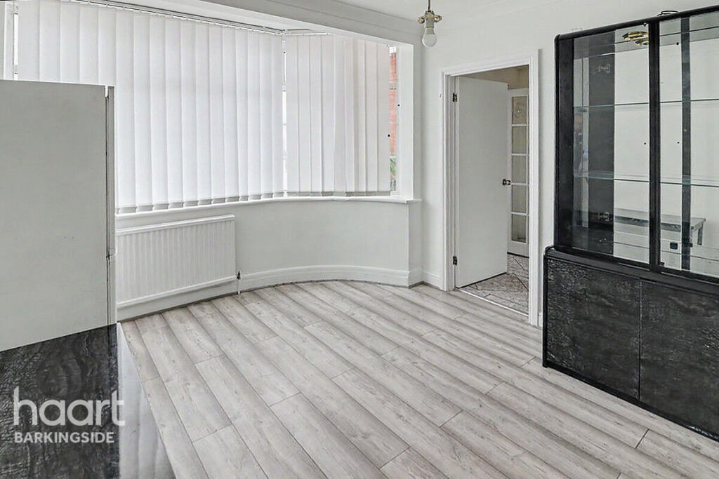House in London, Fairlop - View 5