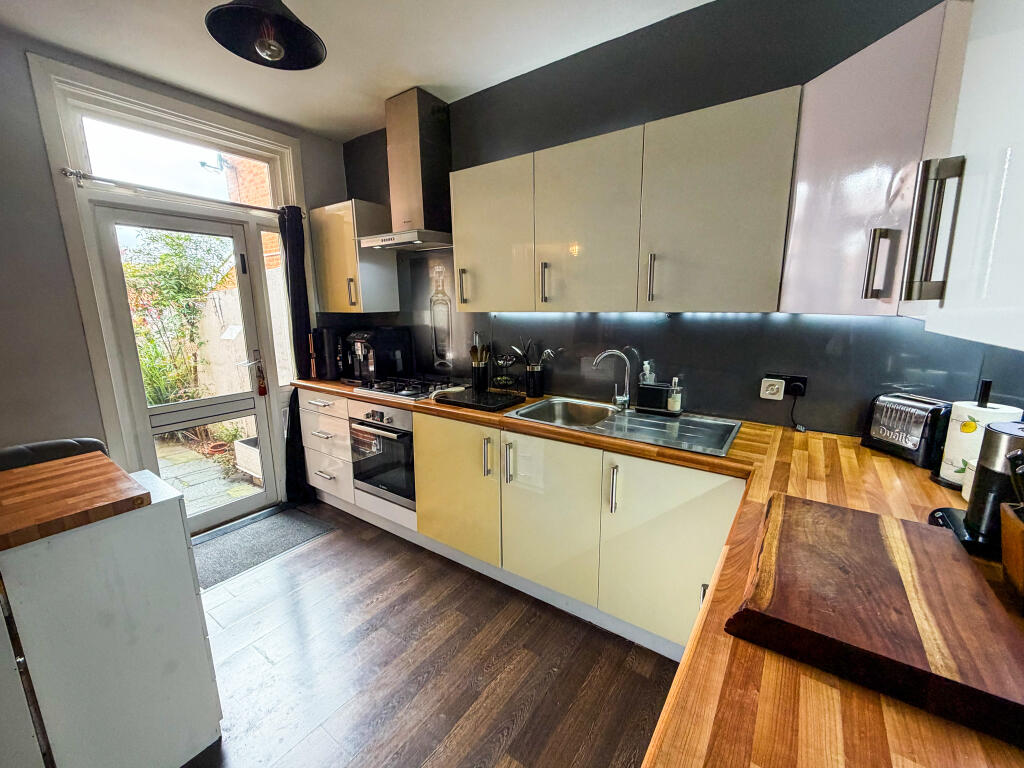 Eastworth Road, Chertsey, Surrey photo 4