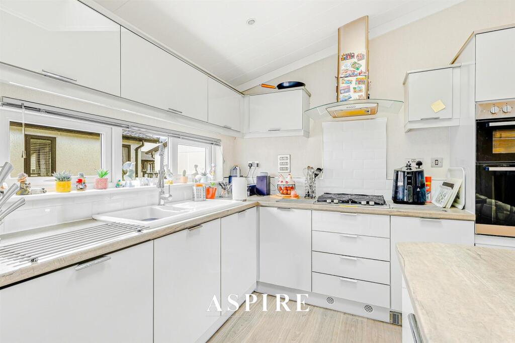 Coral Drive, Sandy Bay, Canvey Island photo 2
