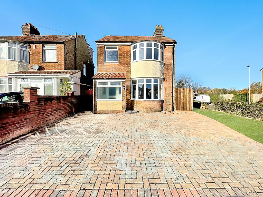 3-bed detached on Turners Road North, Luton, Bedfordshire, LU2 9AH, £385,000
