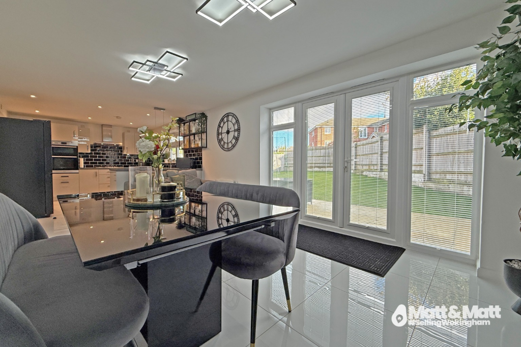 Nicholson Drive, Wokingham, Berkshire photo 4