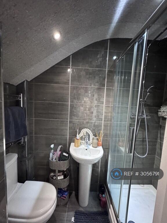6 bedroom detached house for rent
