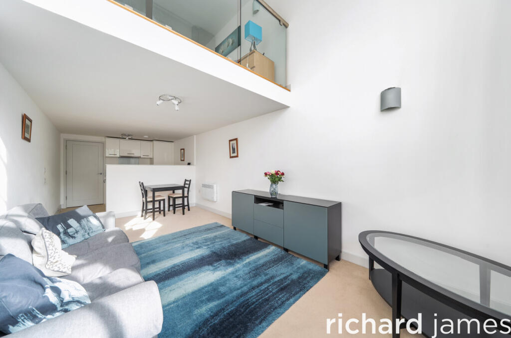 Apartment in Swindon, North Star, Central Swindon North - More