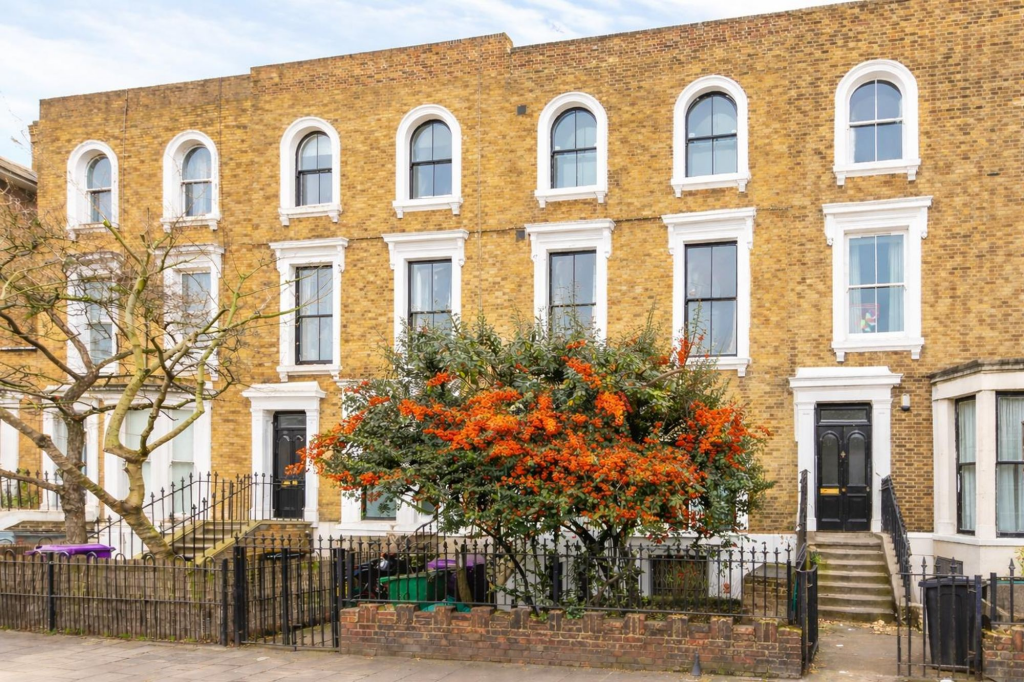 2-bed flat on Bow Road, London, E3, £350,000