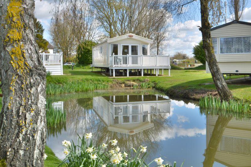 2-bed detached on Mallard Lake, Cotswold Hoburne, Cotswold Water Park, £42,000