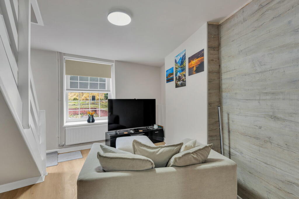 House in Newport - View 4