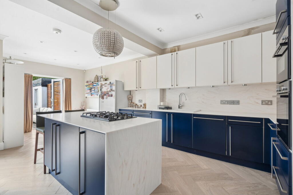 House in London, Pinner - View 4