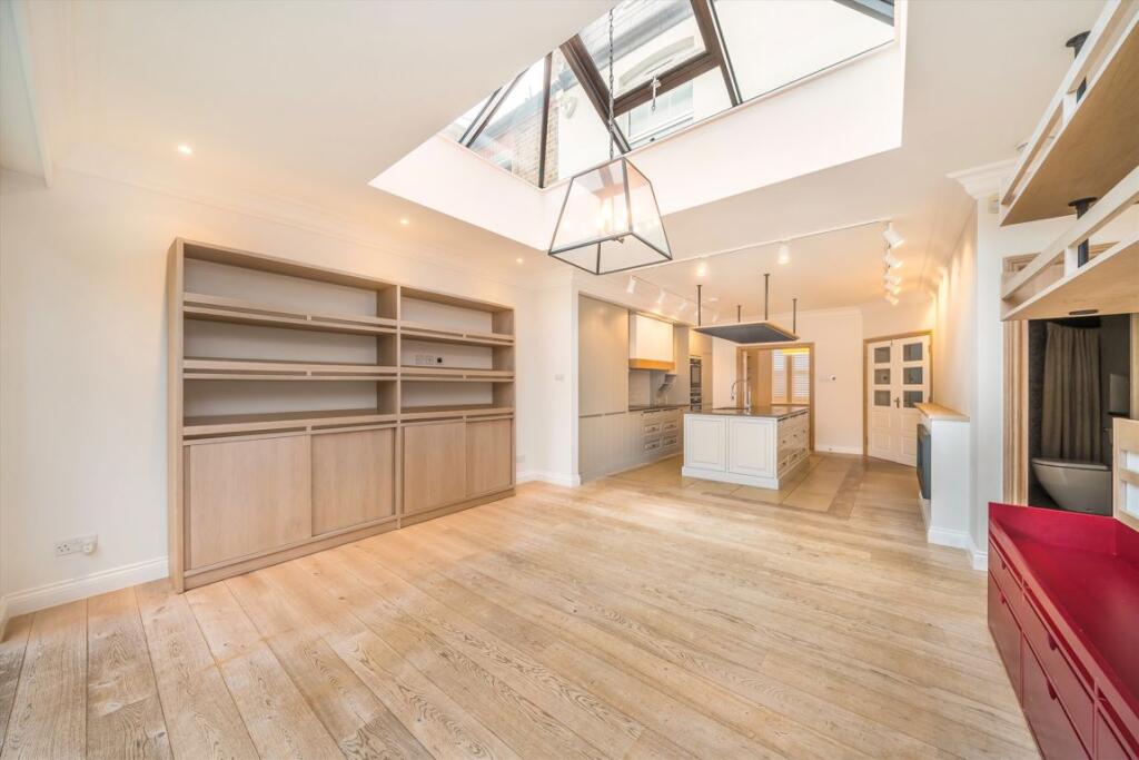 House in London, Cottenham Park, Raynes Park - View 4