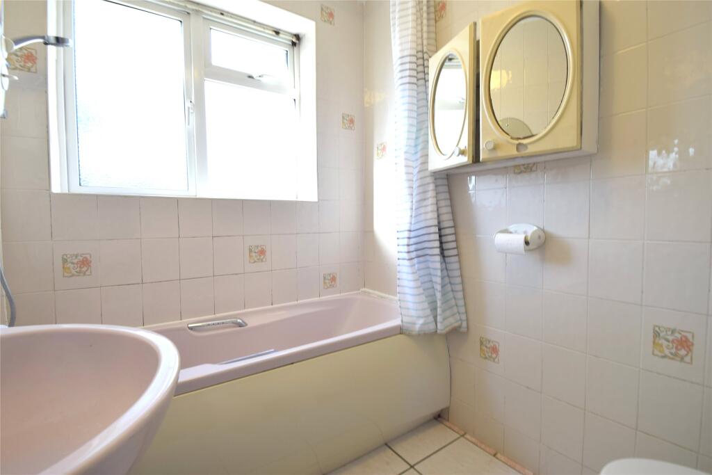 Apartment in London, Queensbury, Kenton - More
