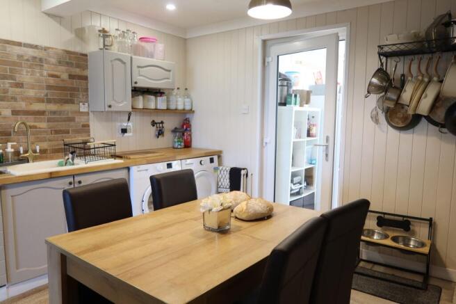 KITCHEN/DINING ROOM:
