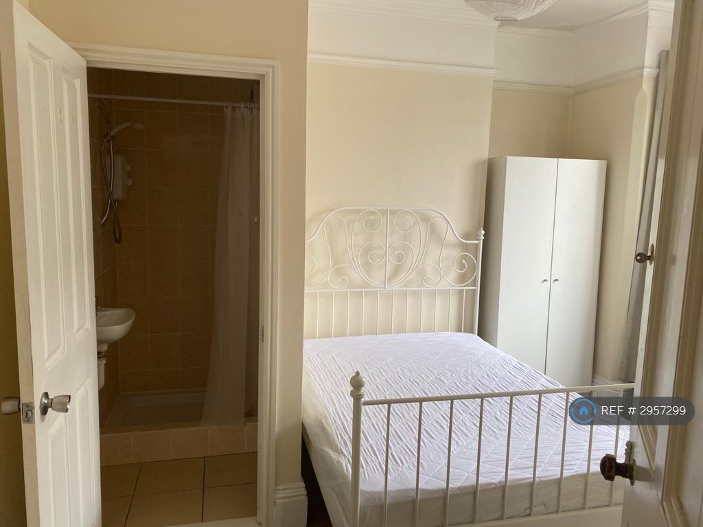 House in Cambridge, Lynfield Court, Chesterton - More