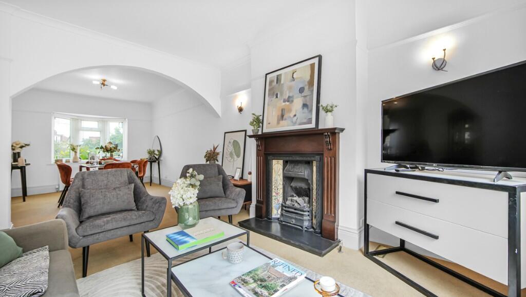 Main image of property: Forest Drive, London, IG8