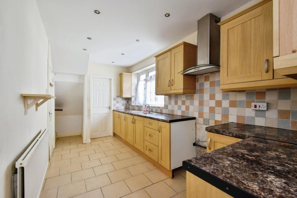 House in Gwauncaegurwen, Neath Port Talbot - More