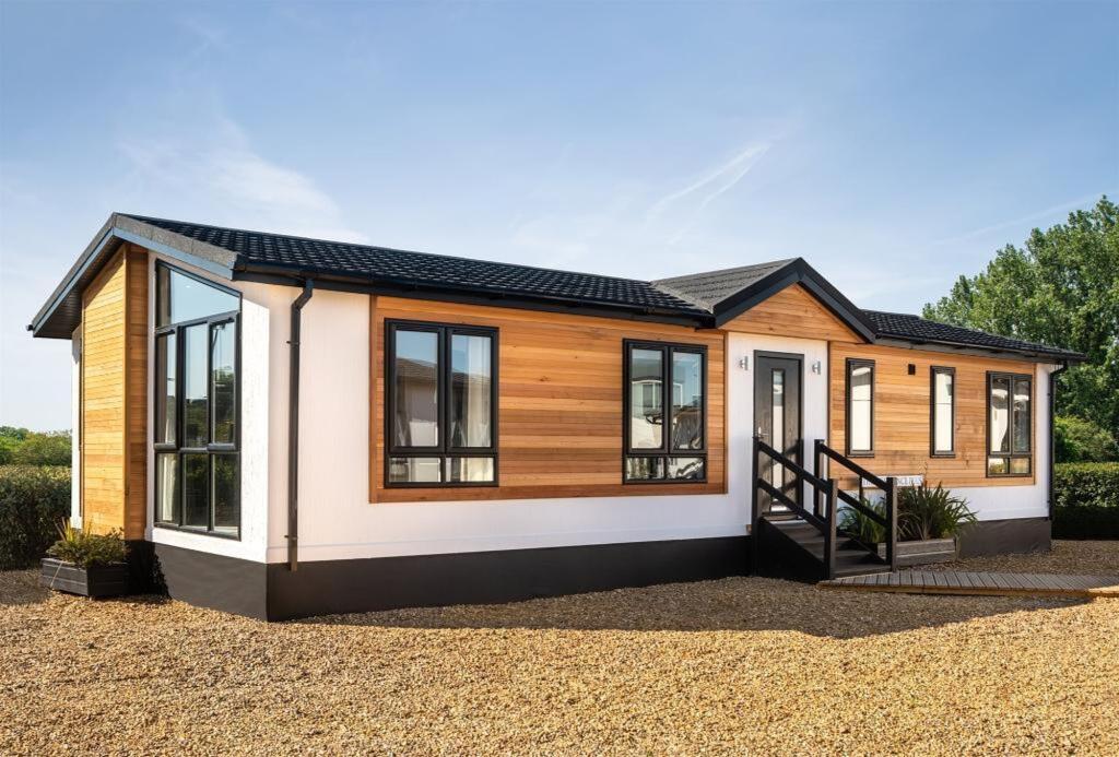 2-bed caravan on The Grove, Woodside, LU1, £309,950