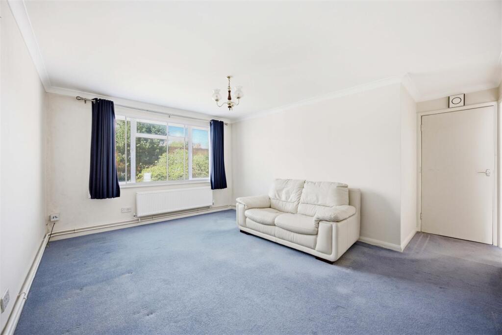 Apartment in London, Hillingdon - View 2