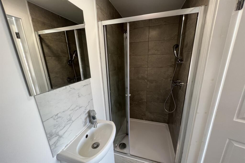 5 bedroom semi-detached house for rent