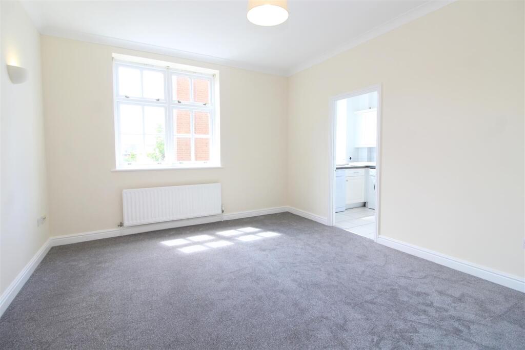 Apartment in St Albans - View 4