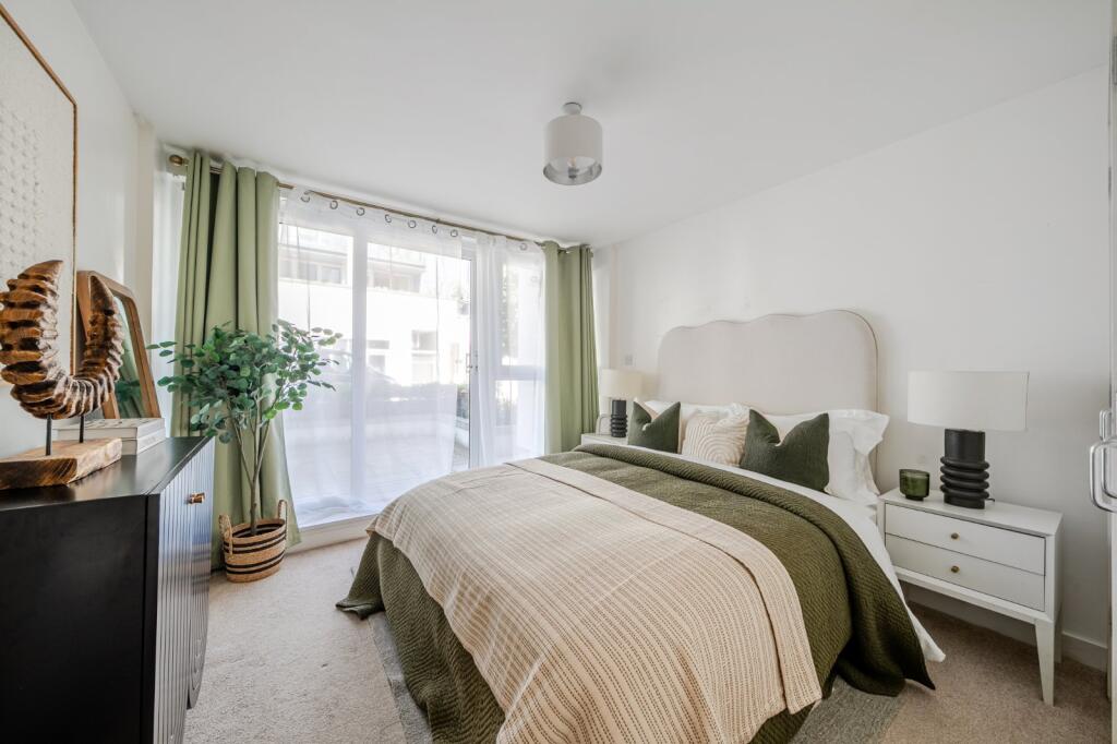 1-bed flat on Osiers Road, Putney, London, SW18, £375,000