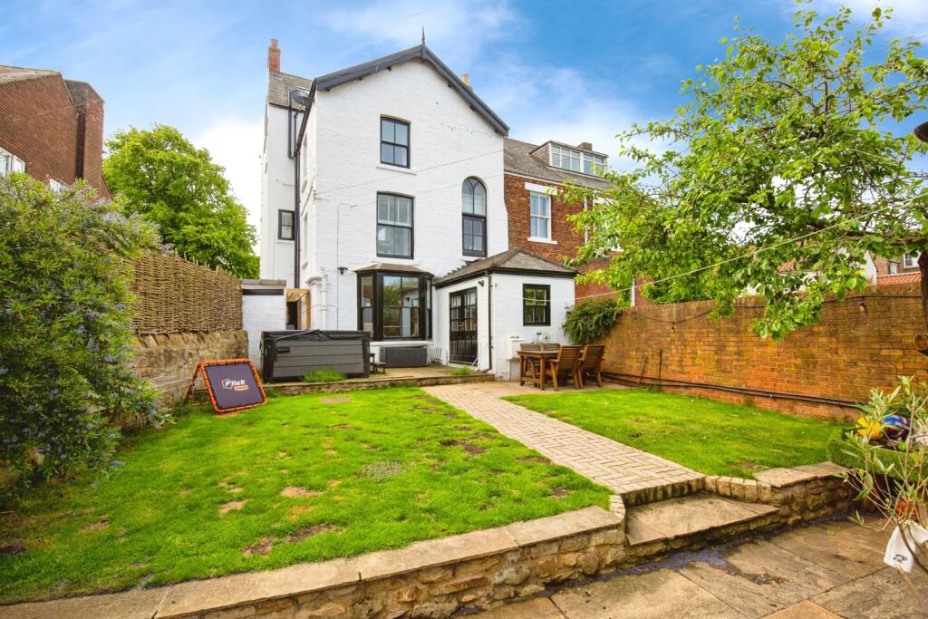 Main image of property: Gilesgate, Durham, DH1 1HY