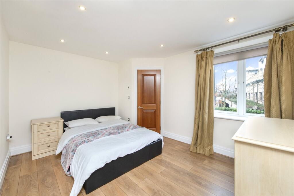 Apartment in Richmond, Kew - View 5