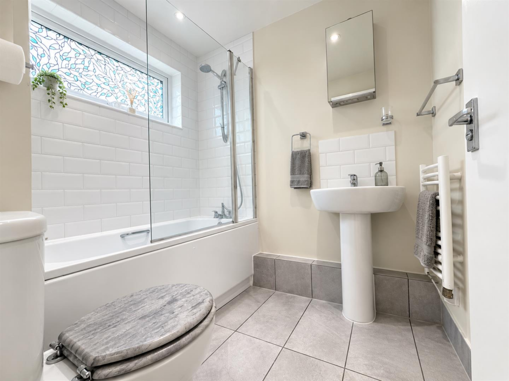 Apartment in Slough, Chalvey - More