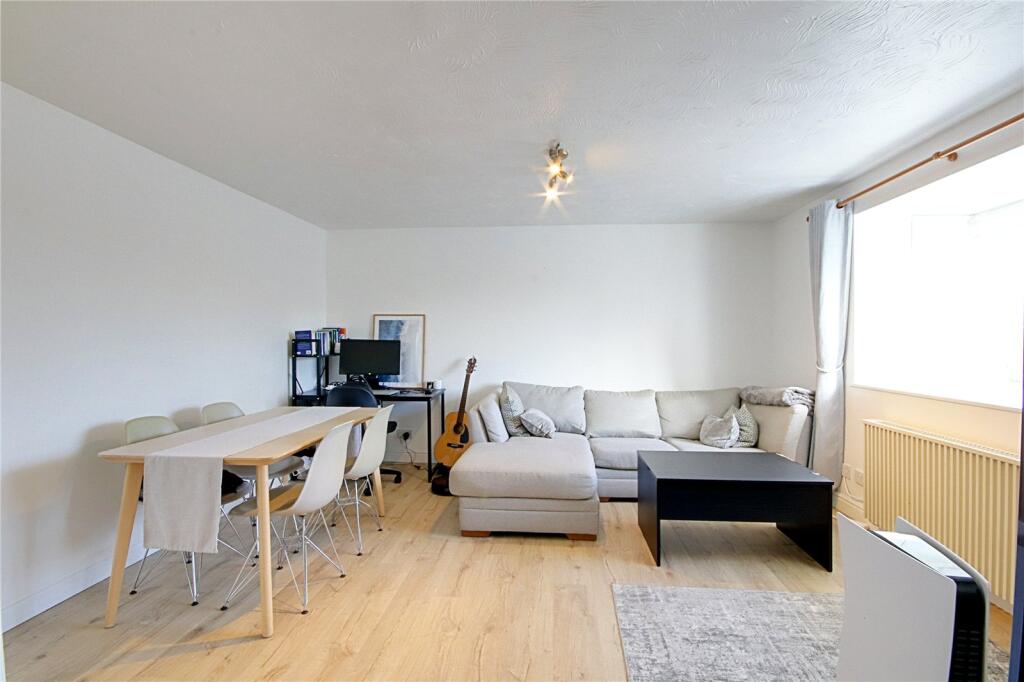 Apartment in Enfield, Enfield Island Village, London Borough of Enfield - View 4