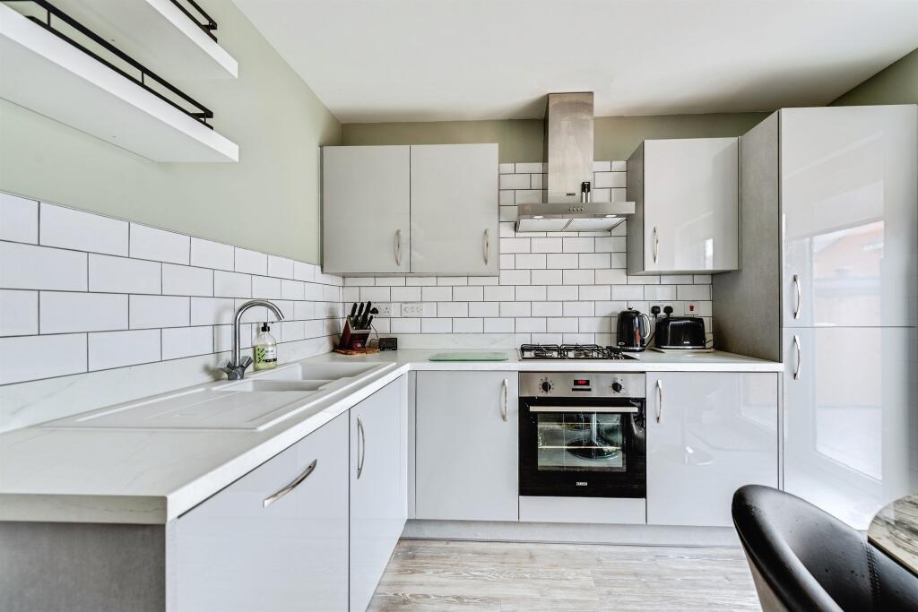 Price Close, Brize Norton, Carterton photo 4