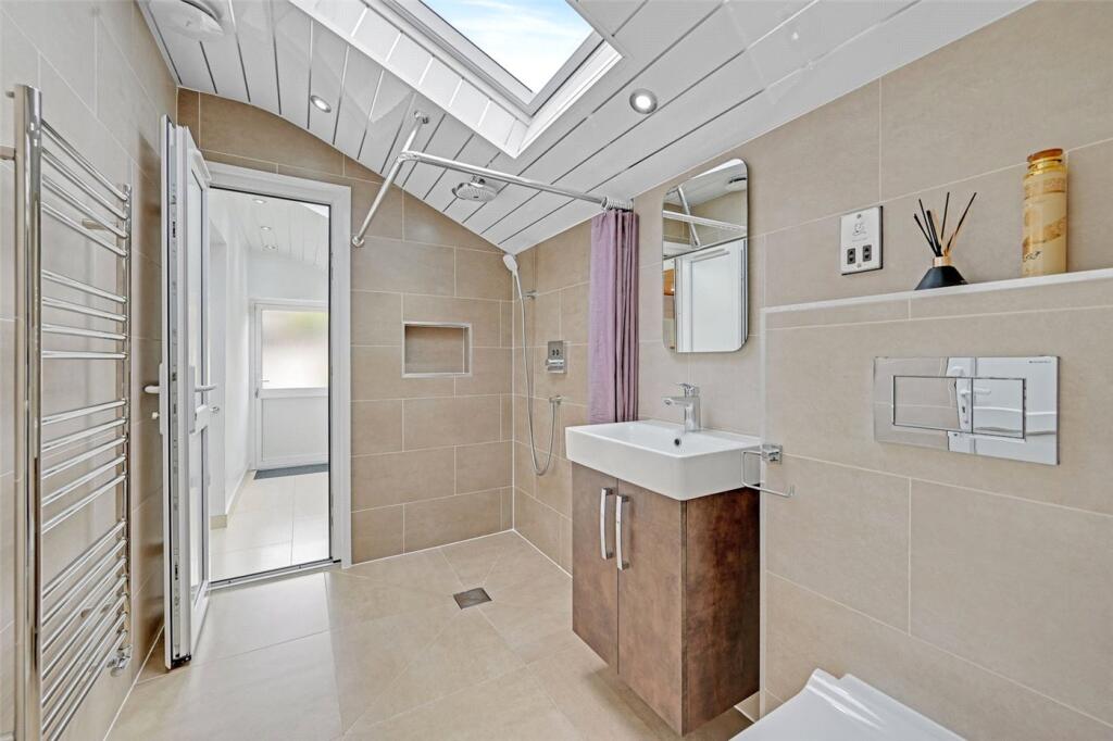 House in London, Brondesbury Park, Brondesbury - More