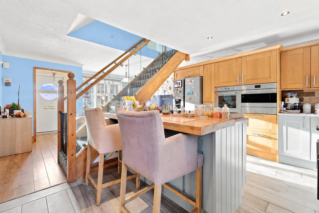 House in Basildon, Noak Bridge - View 5