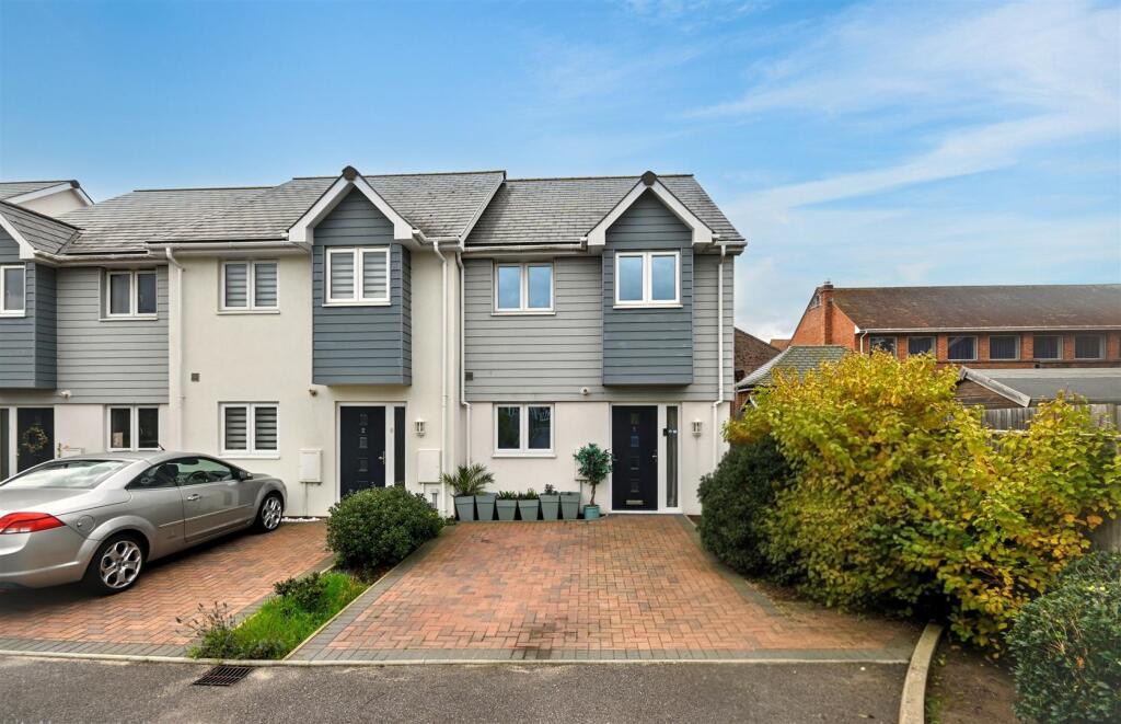 2-bed terraced on Queens Crescent, Eastbourne, £280,000