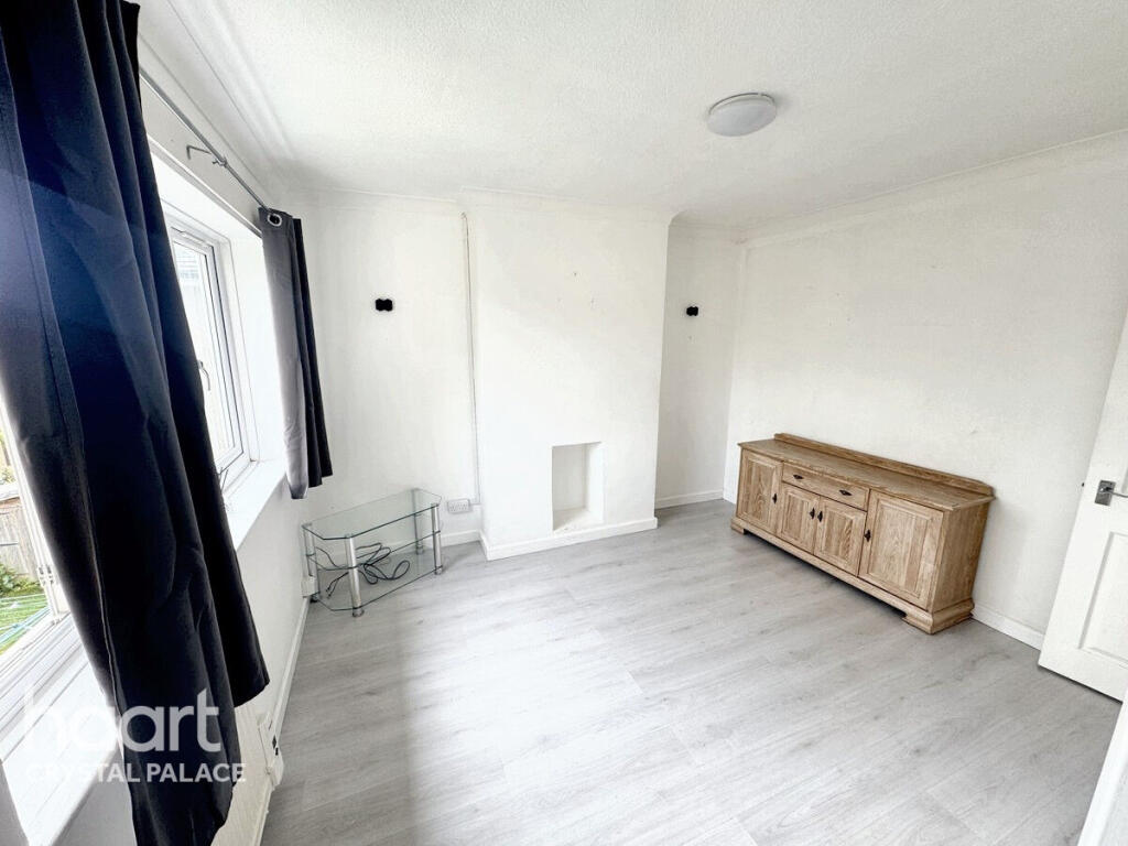 2-bed flat on Cranleigh Close, London, £325,000