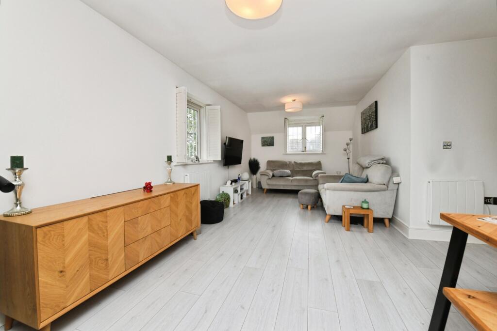Apartment in Brentwood, Essex - View 4